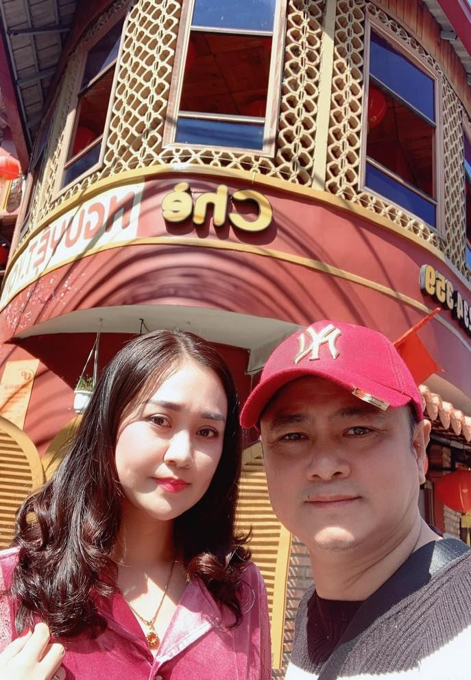 NSND Tự Long đăng ảnh tình tứ và dành những lời ngọt ngào cho bà xã.