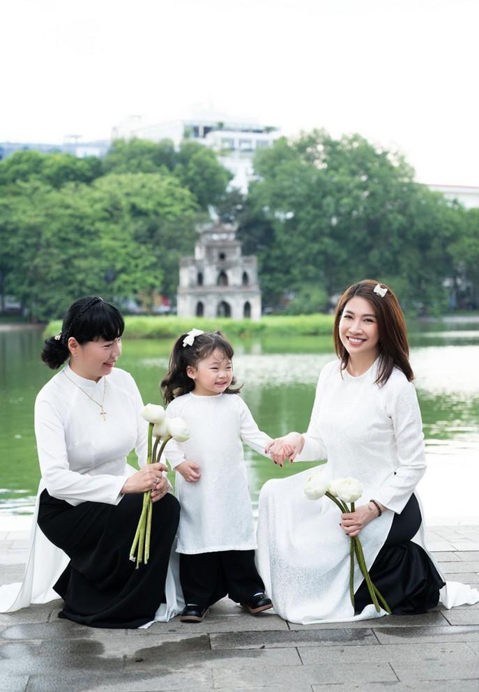 3 thế hệ nhà Pha Lê diện áo dài trắng chụp ảnh bên Hồ Gươm.