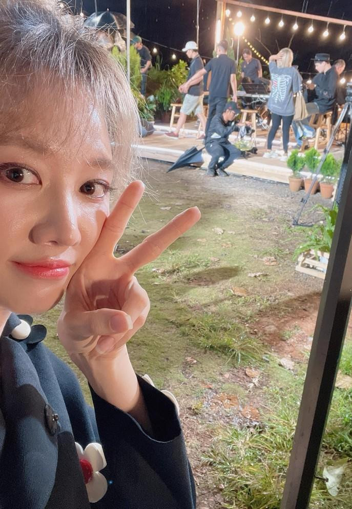 Hari Won dù bệnh vẫn cố gắng hoàn thành công việc quay hình ở Đà Lạt.