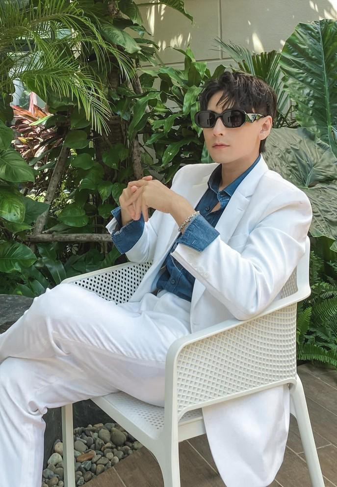 Isaac luôn giữ hình tượng lịch lãm chuẩn "soái ca" ngay cả đời thường.