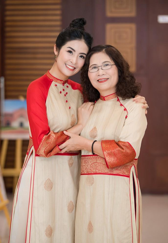 Hoa hậu Ngọc Hân được khen thừa hưởng nhan sắc từ mẹ.