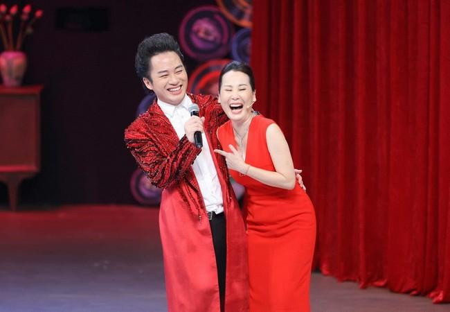 Ca sĩ Tùng Dương vui mừng hội ngộ nhạc sĩ Giáng Son trong một show truyền hình.