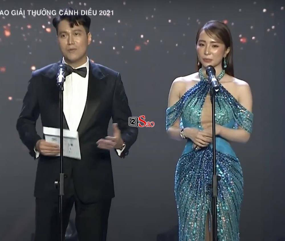 Quỳnh Nga khi cùng Việt Anh công bố một hạng mục giải thưởng.