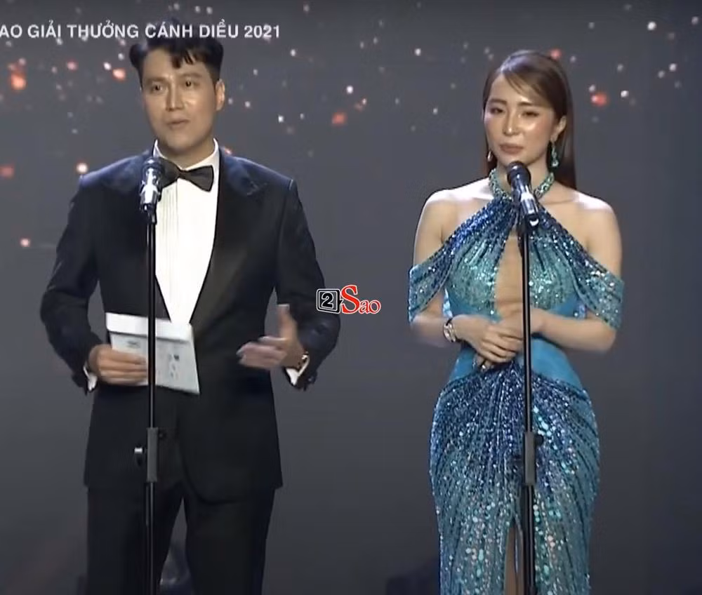 Quỳnh Nga khi cùng Việt Anh công bố một hạng mục giải thưởng.