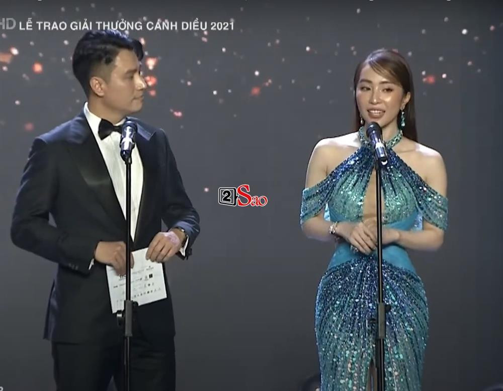 Trong những hình ảnh tự đăng, Quỳnh Nga gần như hoàn hảo. Tuy nhiên, một số khác cũng chú ý đến những hình ảnh "bị chụp" của nữ diễn viên. Trên sóng truyền hình Lễ trao giải, sắc vóc Quỳnh Nga hiện lên chân thực nhất. Mặc dù không đến mức "trắng phát sáng" như ảnh tự đăng, song nữ diễn viên vẫn được khen khả ái, đặc biệt là đường cong gợi cảm.