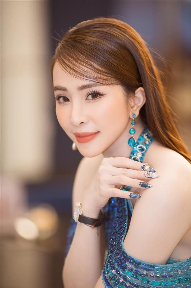 Khoảnh khắc Quỳnh Nga khoe cận cảnh visual.