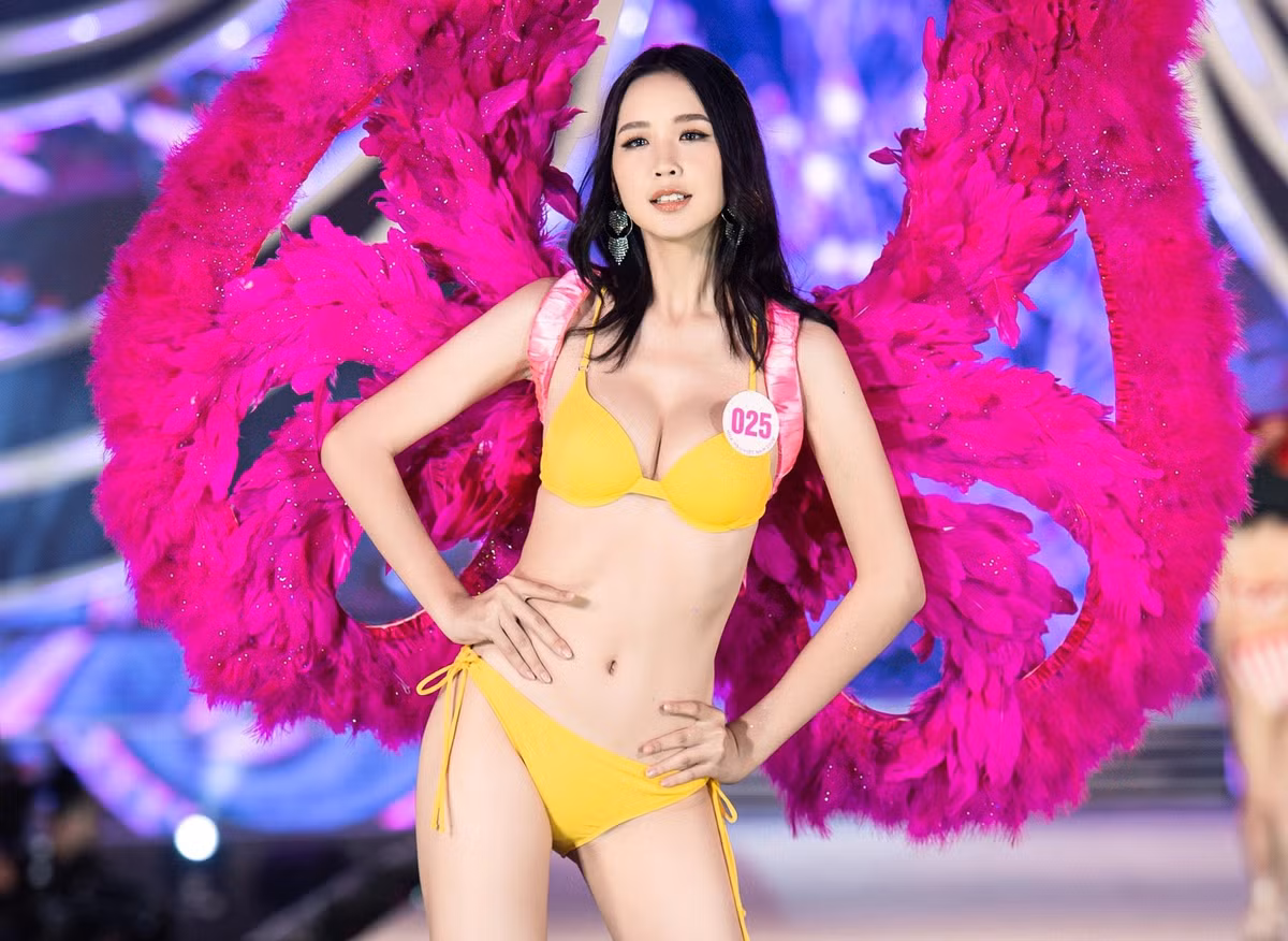 Lê Nguyễn Bảo Ngọc, sinh năm 2001, lần đầu được khán giả biết đến qua cuộc thi Hoa hậu Việt Nam 2020. Ngay từ đầu, cô gây chú ý với chiều cao nổi bật 1,84 m, nét đẹp khác biệt. Tuy nhiên, lúc này, kỹ năng catwalk, phong cách sân khấu của Bảo Ngọc chưa tốt. Cô cũng không thể hiện được cá tính hay điểm mạnh ứng xử.