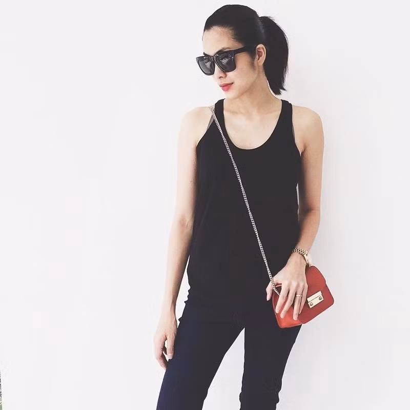 Diện bộ cách sắc đen toàn tập đã khéo léo che đi bụng bầu đang dần nhô lên, Tăng Thanh Hà thoải mái khoe street style sành điệu mà không cần bất kỳ phụ kiện nào “che chắn” vòng 2.