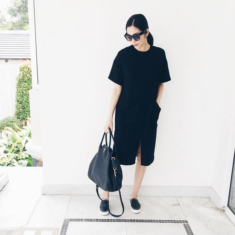 Nàng thơ” của làng điện ảnh Việt khoe vẻ năng động với chiếc đầm suông đen cảm hứng tối giản. Thật khó để nhận ra nữ diễn viên đang trải qua quãng thời gian bầu bí.