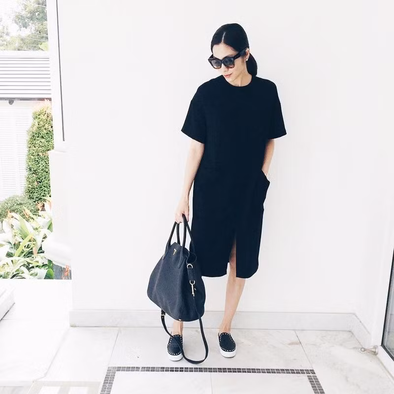 “Nàng thơ” của làng điện ảnh Việt khoe vẻ năng động với chiếc đầm suông đen cảm hứng tối giản. Thật khó để nhận ra nữ diễn viên đang trải qua quãng thời gian bầu bí.