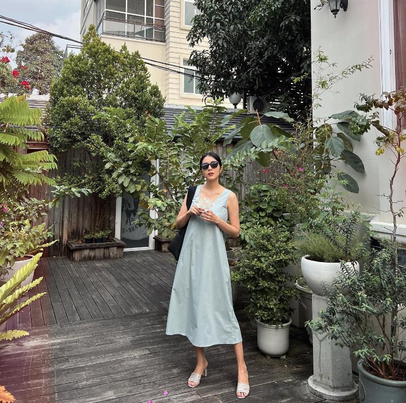 rong lần mang thai con thứ 3, Hà Tăng cũng vẫn ưu tiên những chiếc đầm dáng suông rộng rãi để hack bầu khiến người xem chẳng hề hay biết.