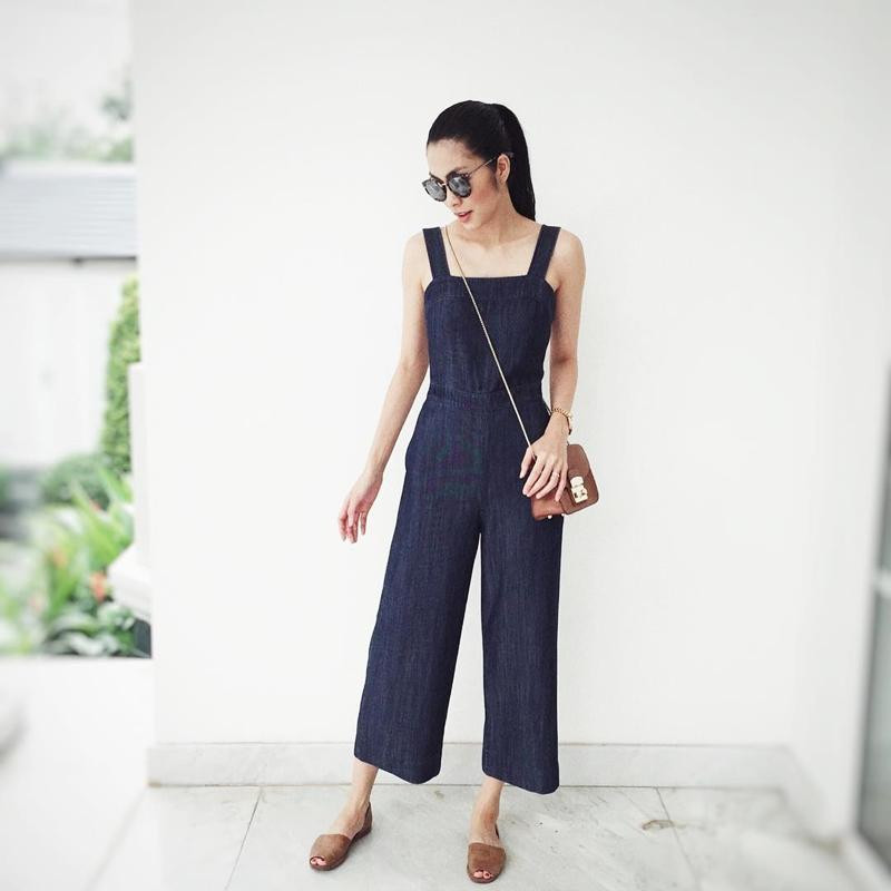 au sắc đen, denim chính là chất liệu được Hà Tăng ưa chuộng trong thời gian mang thai. Người đẹp chọn jumpsuit denim với kiểu quần ống rộng kết hợp sandals đế bệt cực tiện dụng.