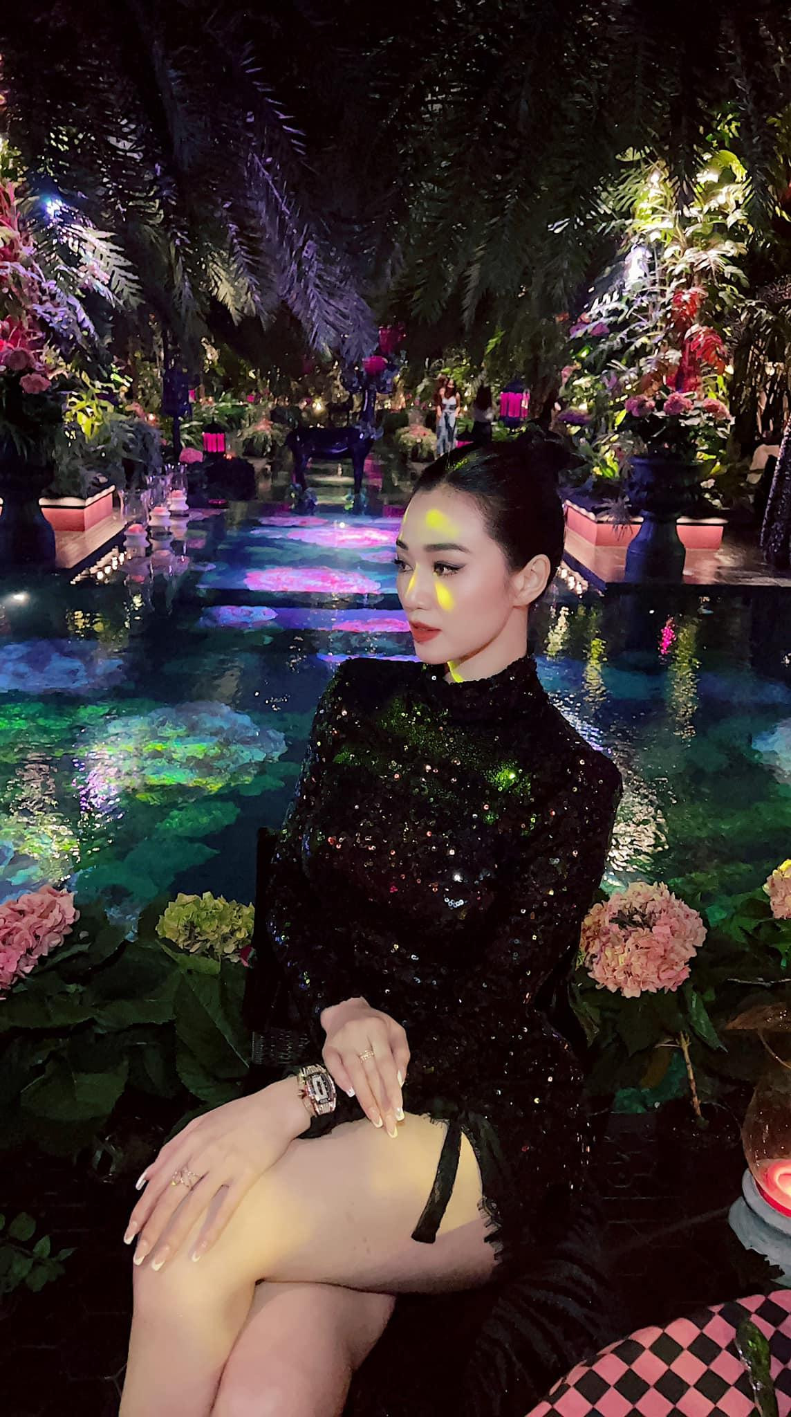 "Những ai nói tiền không thể mua được hạnh phúc, đơn giản bởi họ không biết mua nó ở đâu", Khánh My viết.