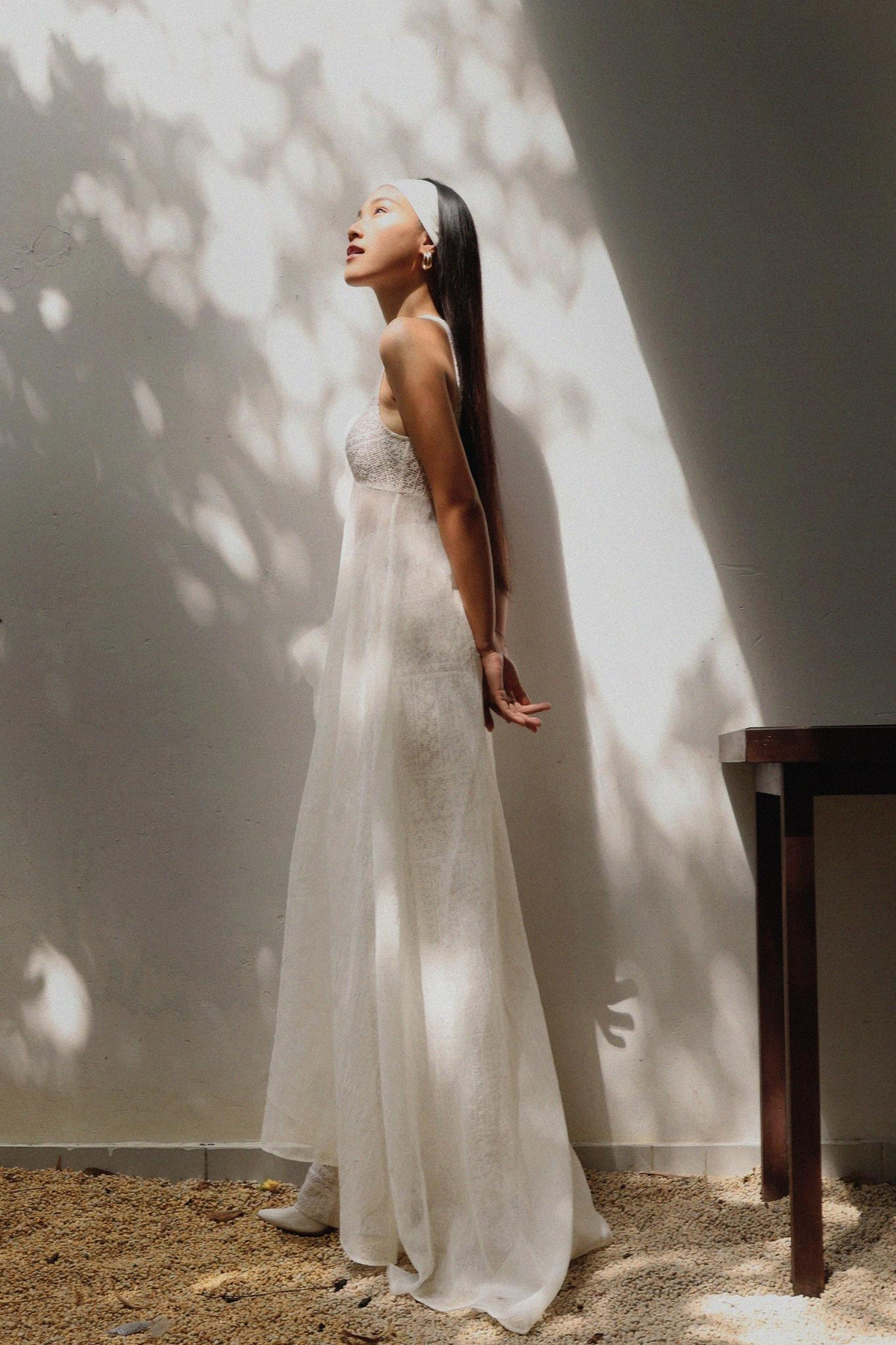 Hậu ly hôn chồng Tây, Á hậu Hoàng Oanh chiêm nghiệm: "Đôi khi trong lúc đang lần mò tìm cách thoát khỏi đường hầm, bạn chợt phát hiện mình đã bước ra ngoài ánh sáng từ khi nào. Đứng nơi đây, bóng tối đã ở phía sau, còn bóng mát thì ngay phía trước mặt. Cuộc sống là những bất ngờ và phúc lành. Chỉ cần bạn đừng bao giờ bỏ cuộc!".