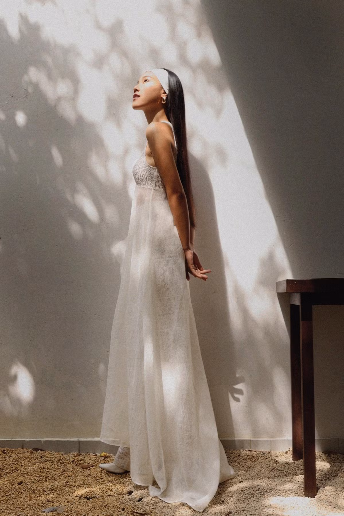 Hậu ly hôn chồng Tây, Á hậu Hoàng Oanh chiêm nghiệm: "Đôi khi trong lúc đang lần mò tìm cách thoát khỏi đường hầm, bạn chợt phát hiện mình đã bước ra ngoài ánh sáng từ khi nào. Đứng nơi đây, bóng tối đã ở phía sau, còn bóng mát thì ngay phía trước mặt. Cuộc sống là những bất ngờ và phúc lành. Chỉ cần bạn đừng bao giờ bỏ cuộc!".