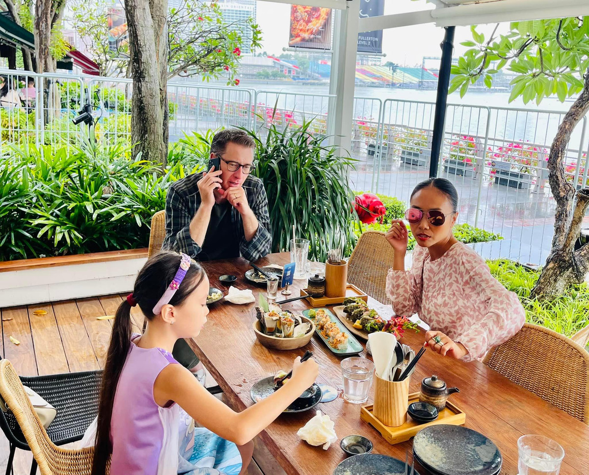 Ca sĩ Đoan Trang hạnh phúc bên chồng và con gái.