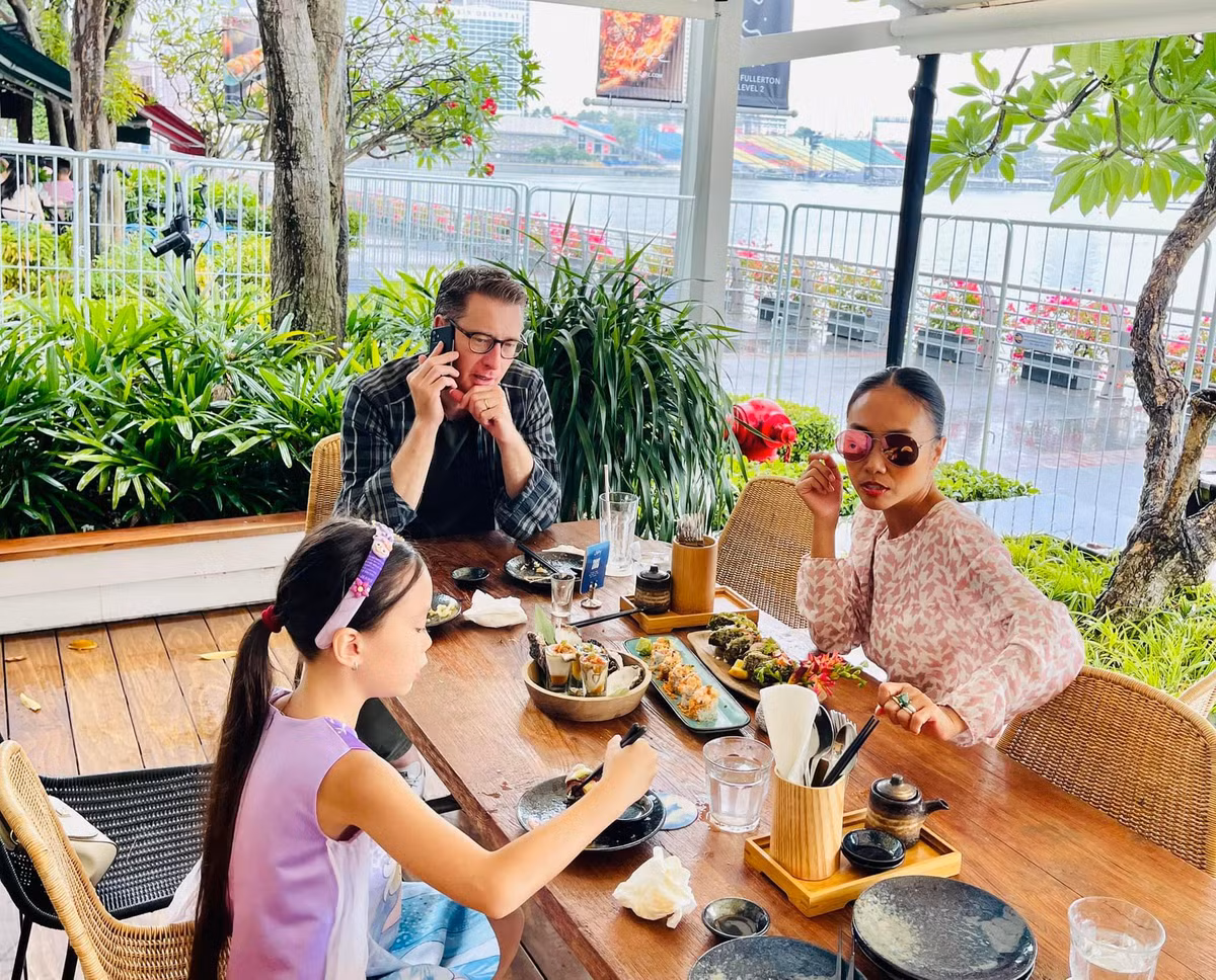 Ca sĩ Đoan Trang hạnh phúc bên chồng và con gái.