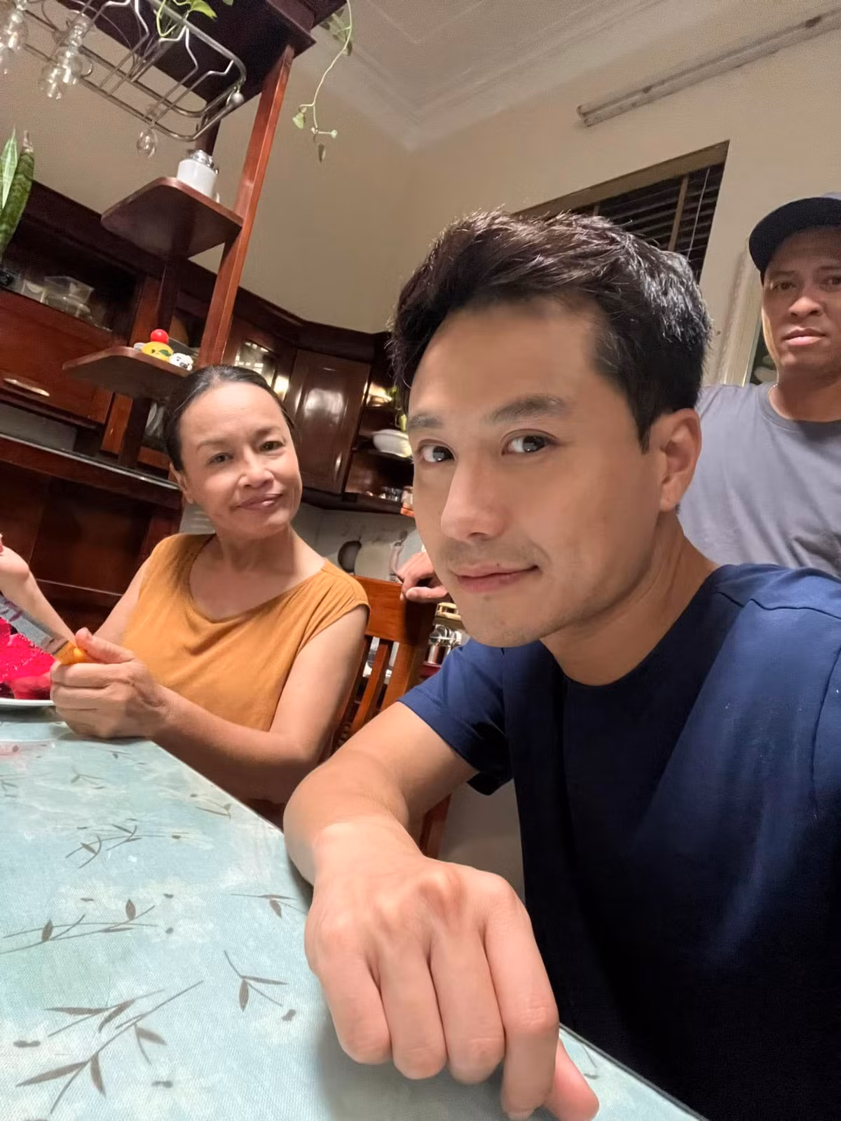 Sao Việt Thanh Sơn đăng ảnh hậu trường đóng phim với diễn viên Tú Oanh trong phim Đấu trí.