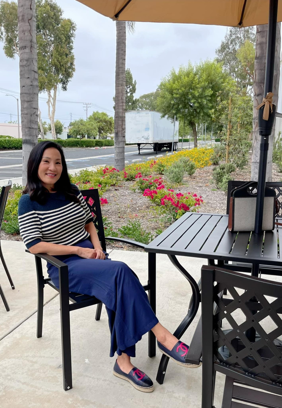 "Quẳng gánh lo đi mà vui sống. Chúc cả nhà một ngày vui khoẻ!", nghệ sĩ Hồng Đào chúc dân mạng.