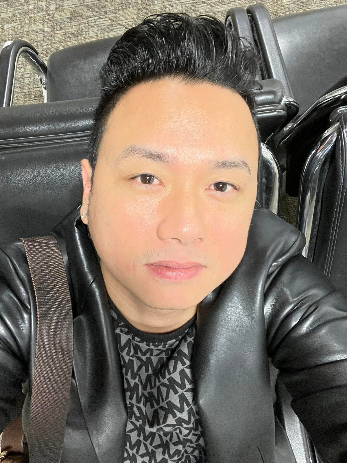 Hàn Thái Tú uể oải chờ máy bay lúc 4h sáng.