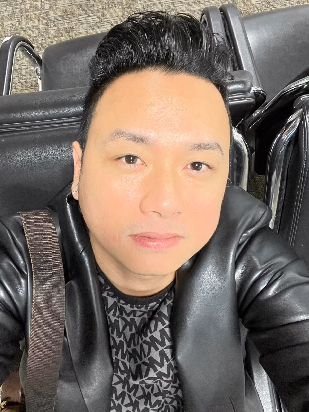 Hàn Thái Tú uể oải chờ máy bay lúc 4h sáng.