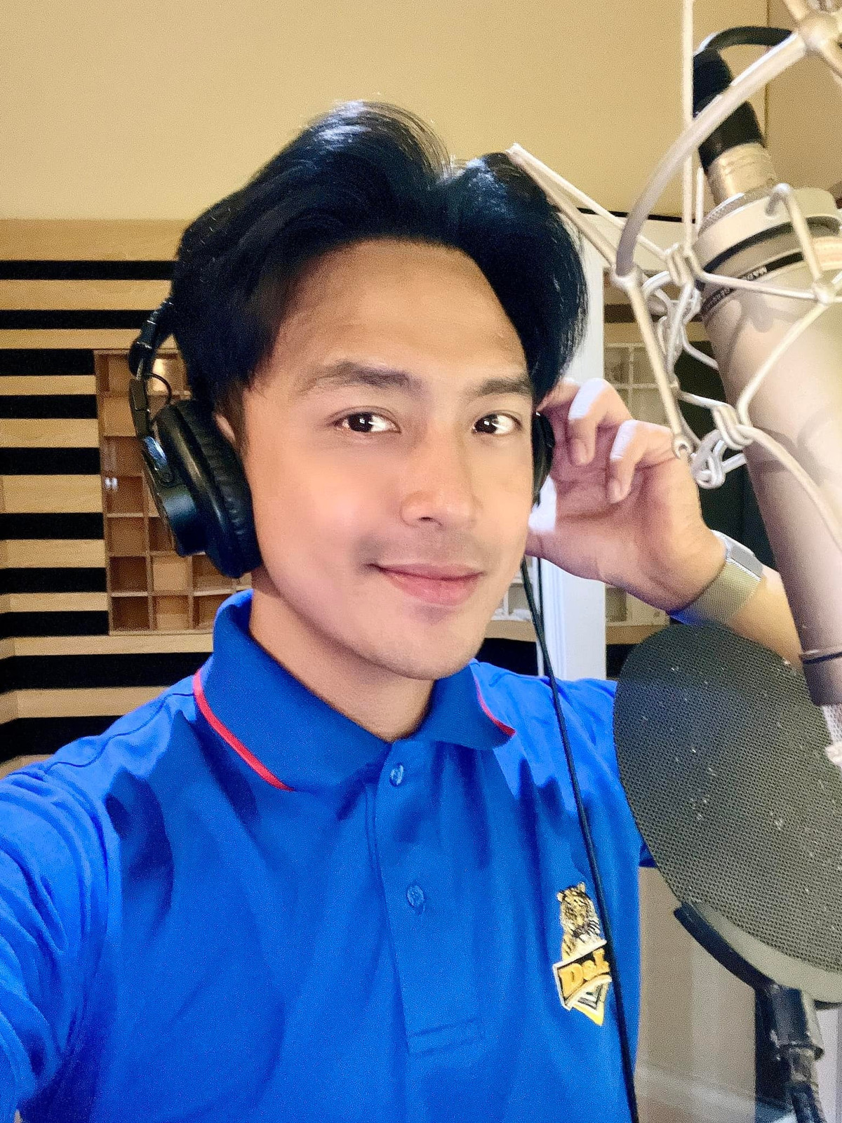 Thanh Duy điển trai trong phòng thu.