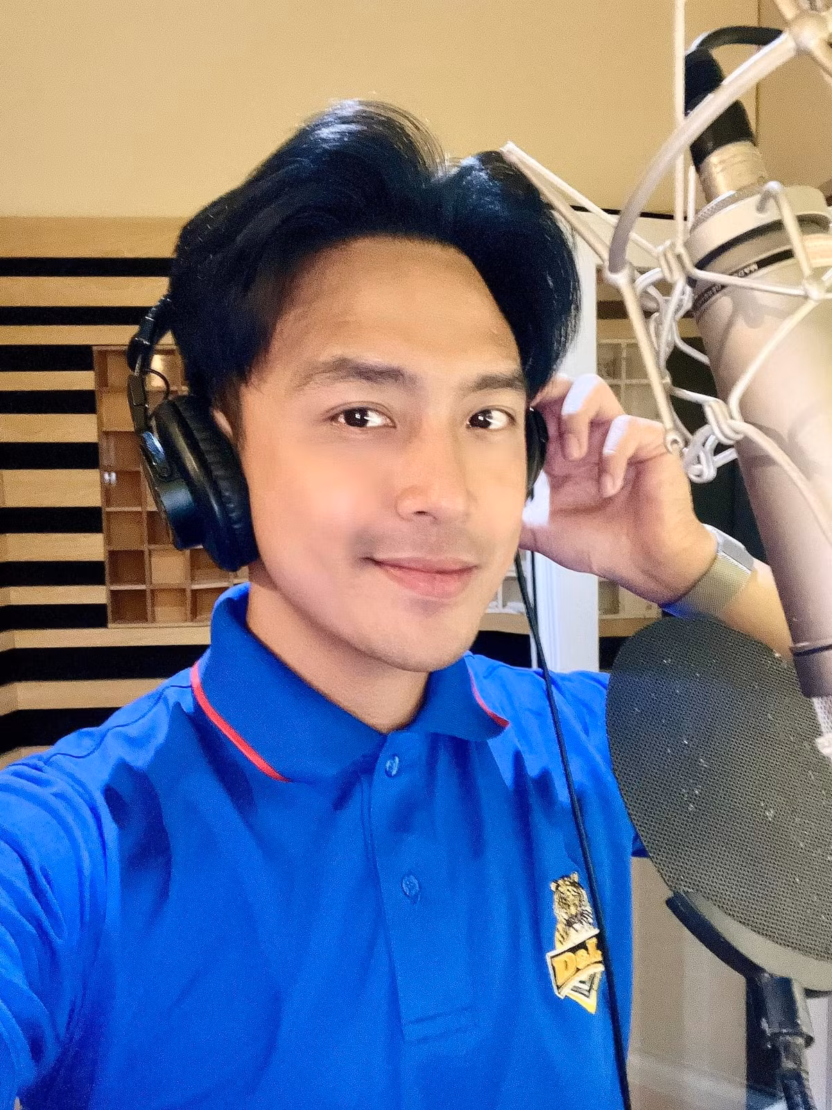 Thanh Duy điển trai trong phòng thu.