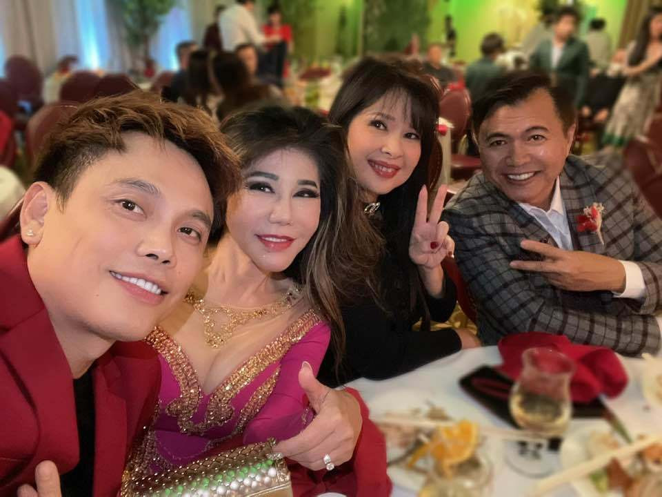 Sơn Tuyền dự tiệc đầu năm mới.