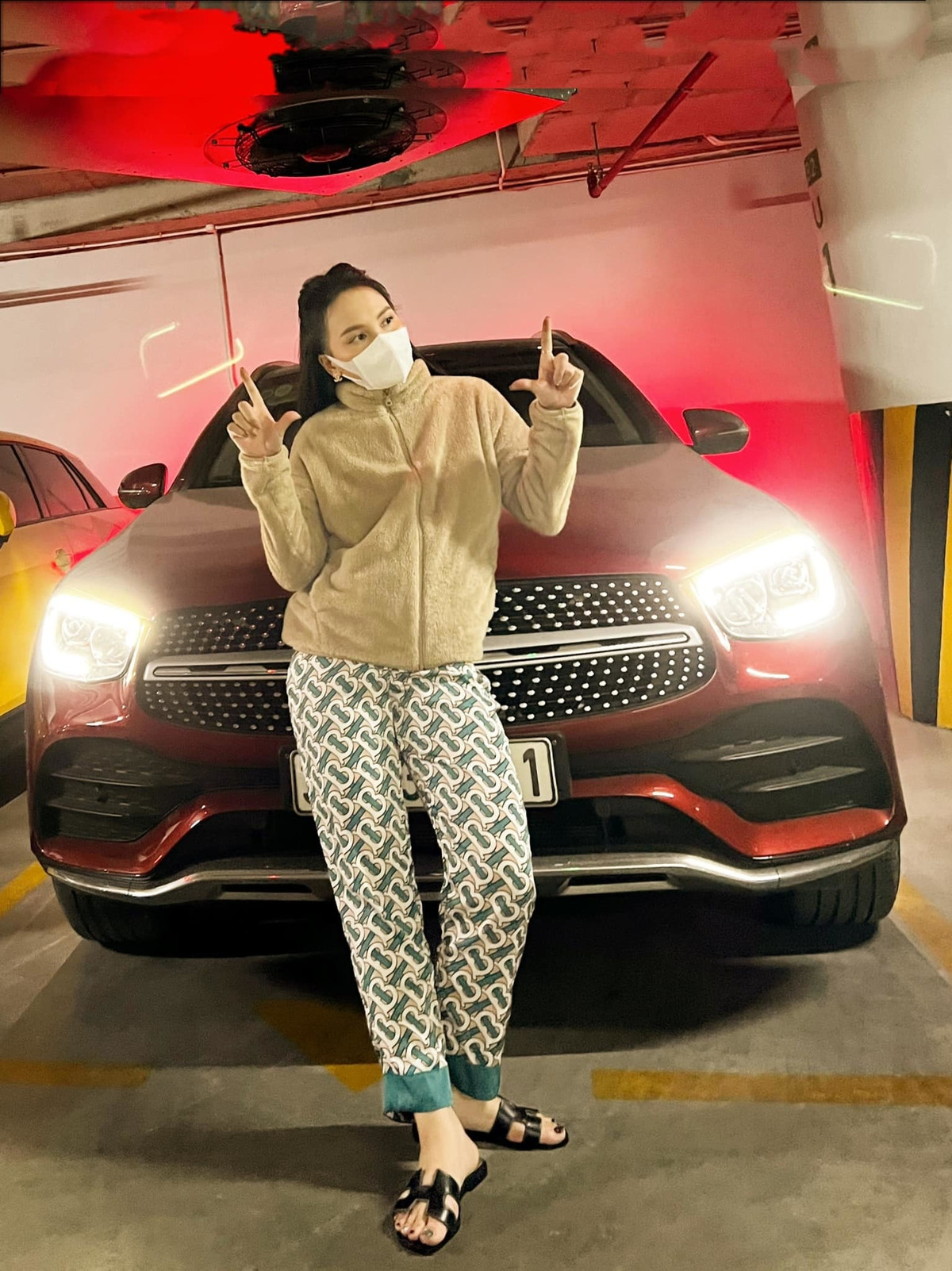 Bảo Thanh tạo dáng hài hước bên xe.