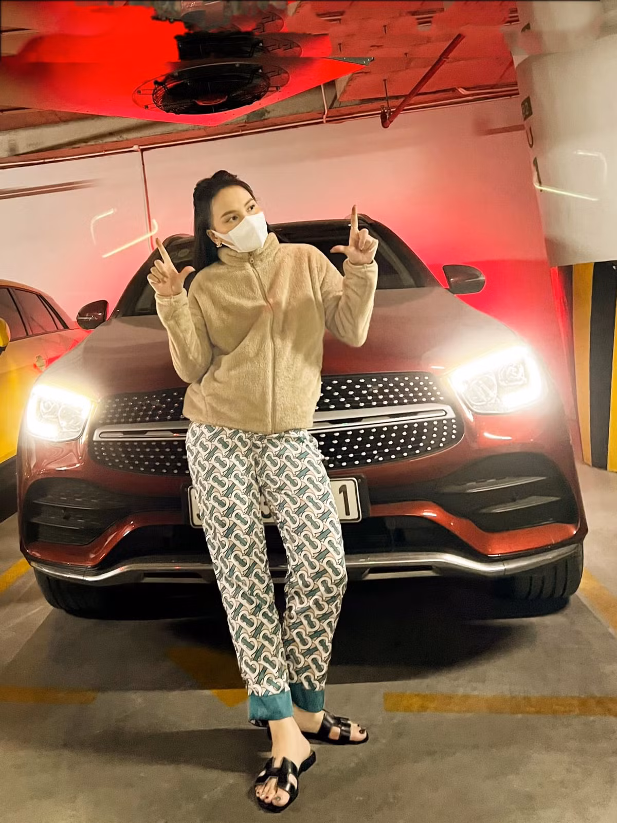 Bảo Thanh tạo dáng hài hước bên xe.