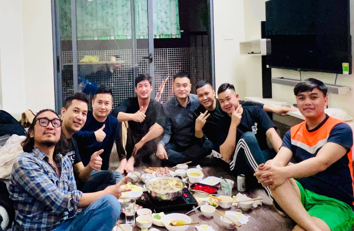 Ngọc Quỳnh họp mặt bạn bè đầu năm.