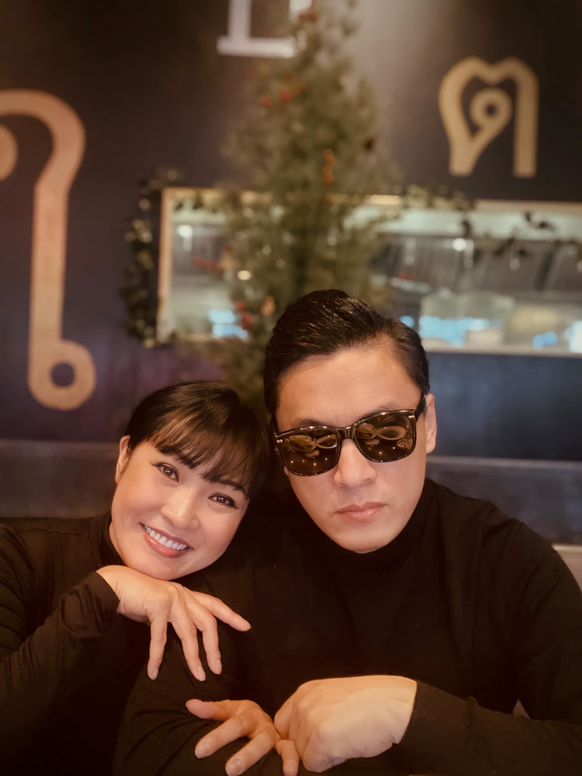 Phương Thanh quấn quýt Lam Trường.