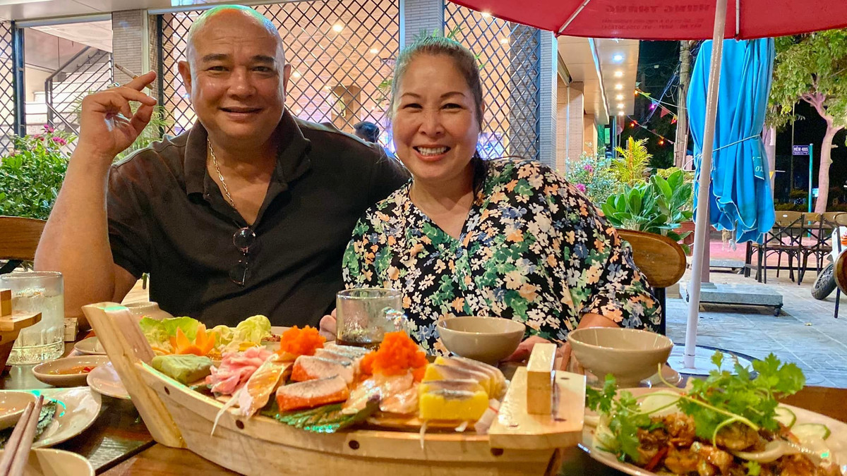 Lê Tuấn Anh viết thơ cảm thán 23 năm bên Hồng Vân: "Gắng gồng thêm nữa đôi thập kỷ/ Hàm răng rụng hết mới lật kèo".