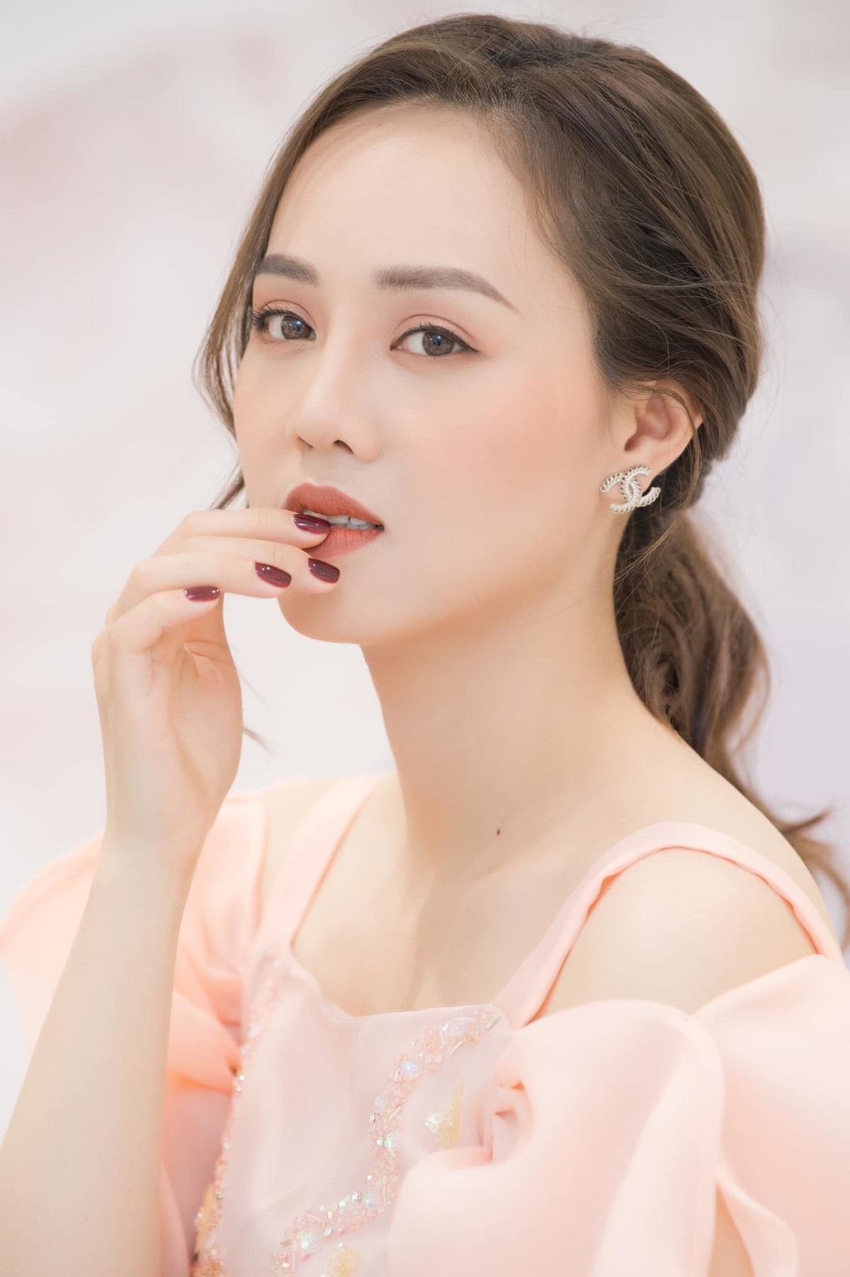 Vợ kém tuổi NSND Công Lý đăng ảnh đẹp.