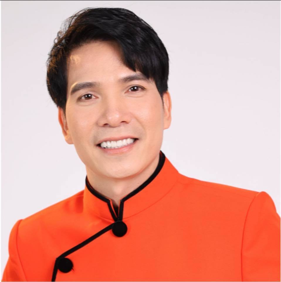 Sao Việt hôm nay 4/1: Hồ Quang Tám mặc áo dài rực rỡ sắc xuân.