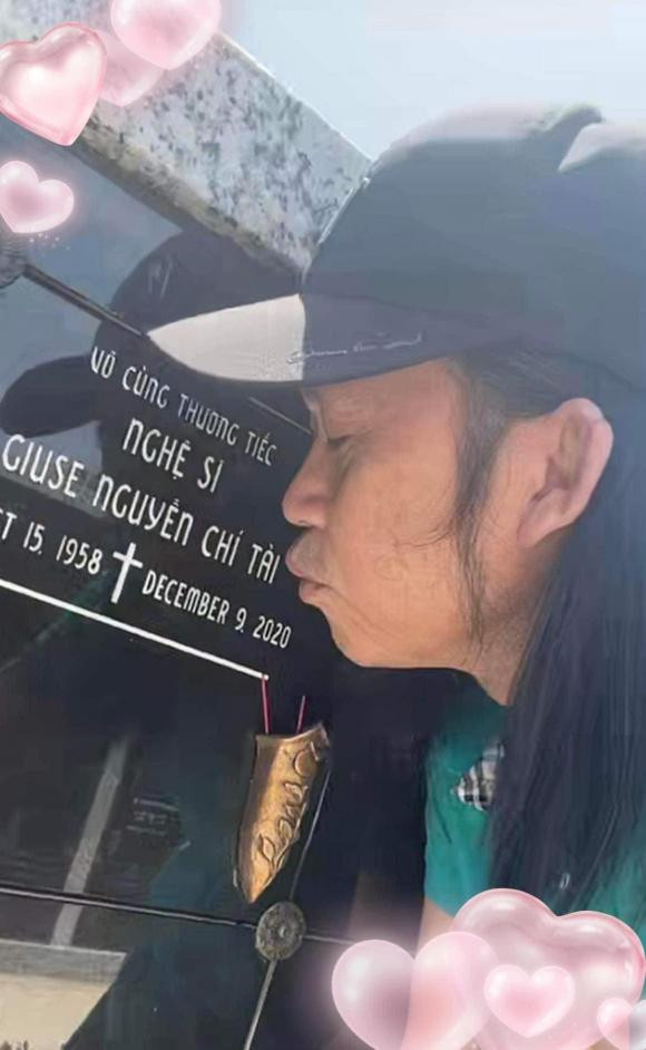 Ngay sau khi hoàn thành buổi diễn, Hoài Linh đã đến thăm mộ của người anh người tri kỉ là cố danh hài Chí Tài. Trên trang cá nhân của một người thân cận của Hoài Linh đã hiếm hoi chia sẻ khoảnh khắc Hoài Linh hôn lên bia mộ của Chí Tài. Bức ảnh khiến ai xem cũng phải xúc động. Nó nói lên hết sự yêu thương kính trọng mà Sáu Bảnh dành cho đồng nghiệp đáng kính của mình.