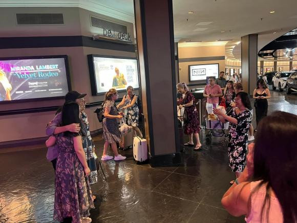 Hoài Linh đến Mỹ biểu diễn và vẫn được khán giả yêu thương.