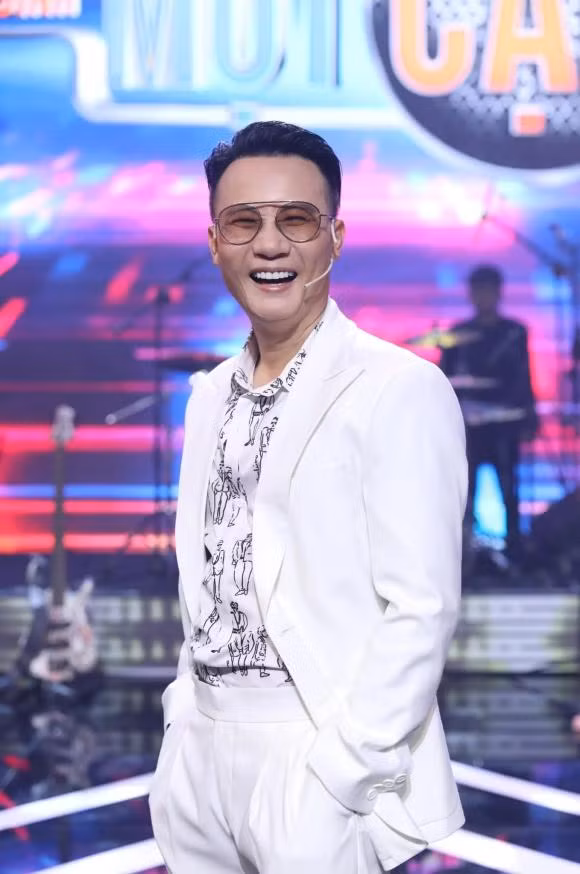 Hoang Bach dua con di uong ca phe xong 