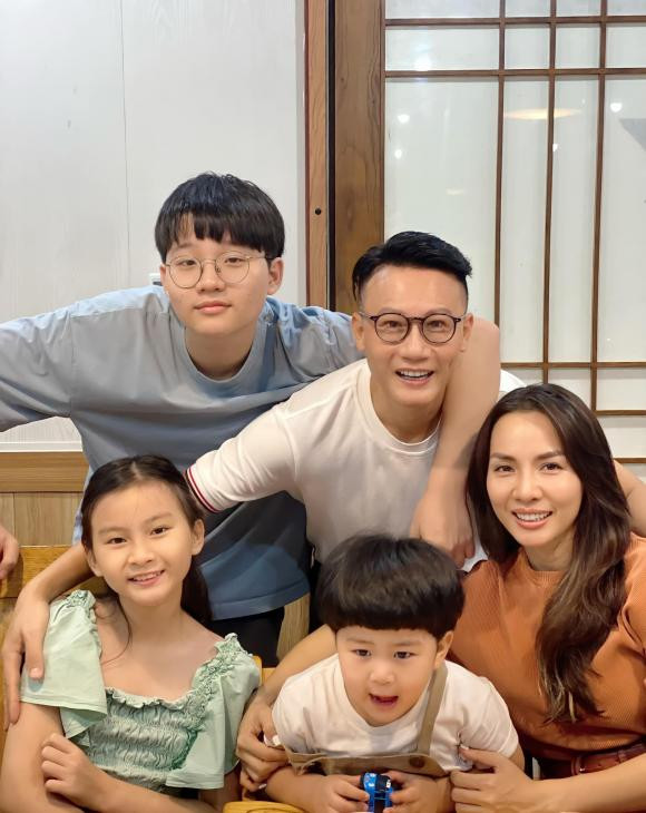 Hoang Bach dua con di uong ca phe xong 