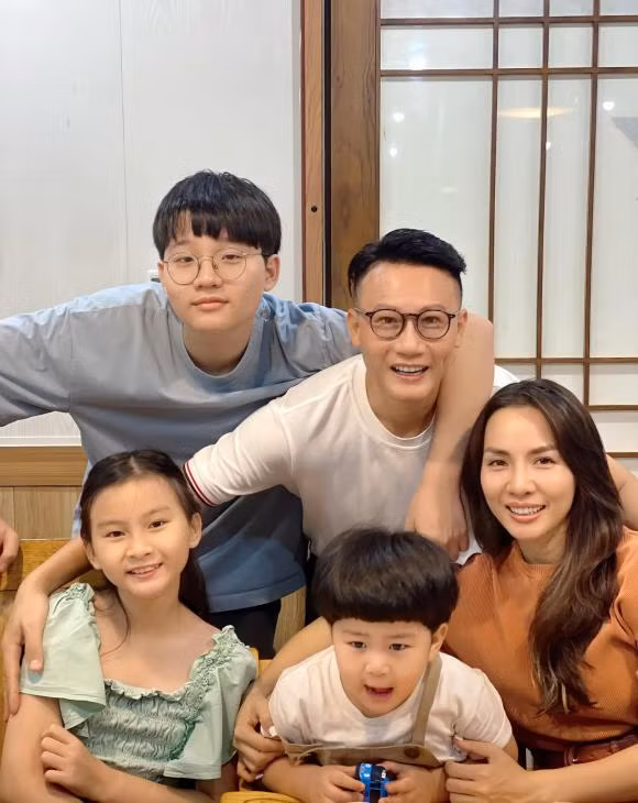 Hoang Bach dua con di uong ca phe xong 