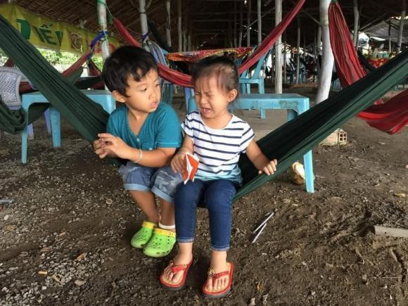 Hoang Bach dua con di uong ca phe xong 