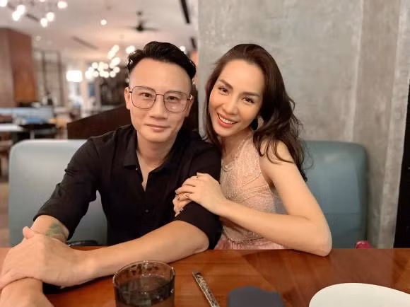 Hoang Bach dua con di uong ca phe xong 