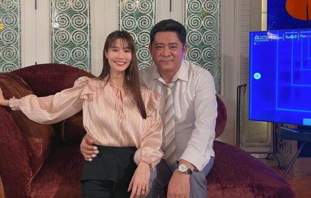 iễm My 9X gây chú ý khi chia sẻ hình ảnh chụp cùng tài tử Huỳnh Anh Tuấn. Cả hai cùng ôn lại kỷ niệm năm xưa bằng kiểu ảnh giống hệt 22 năm trước.