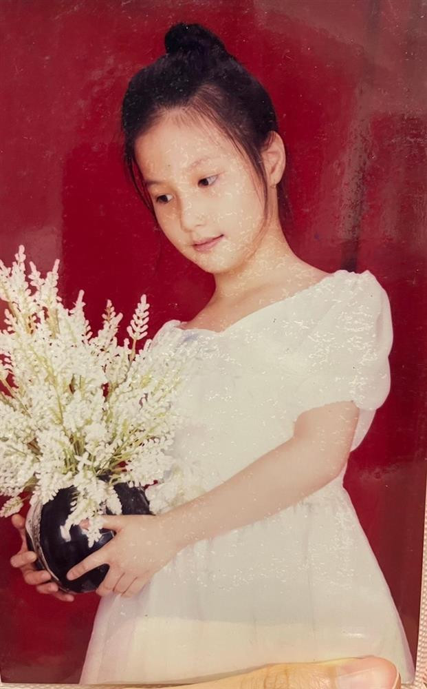 Mới đây, diễn viên Diễm My 9X gây sốt khi đăng tải khoảnh khắc khoe nhan sắc ngày bé và hiện tại. Nói về hình ảnh của bản thân, nữ nghệ sĩ chia sẻ: “My của ngày nay cũng hay như My ngày xưa”. Diễm My thời bé xuất hiện dịu dàng trong chiếc váy trắng, mang vẻ đẹp của sự ngây thơ, trong sáng. Từ nhỏ, Diễm My đã sở hữu nhan sắc nổi bật với làn da trắng. Cô còn vô cùng tự tin tạo dáng trước ống kính.