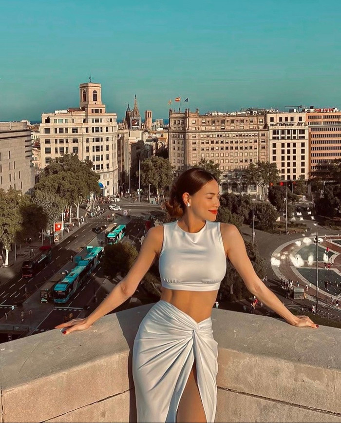 Chiếc váy xẻ đùi giúp tôn lên đôi chân thon gọn của bà xã Kim Lý sau quãng thời gian dài tập luyện thể thao.