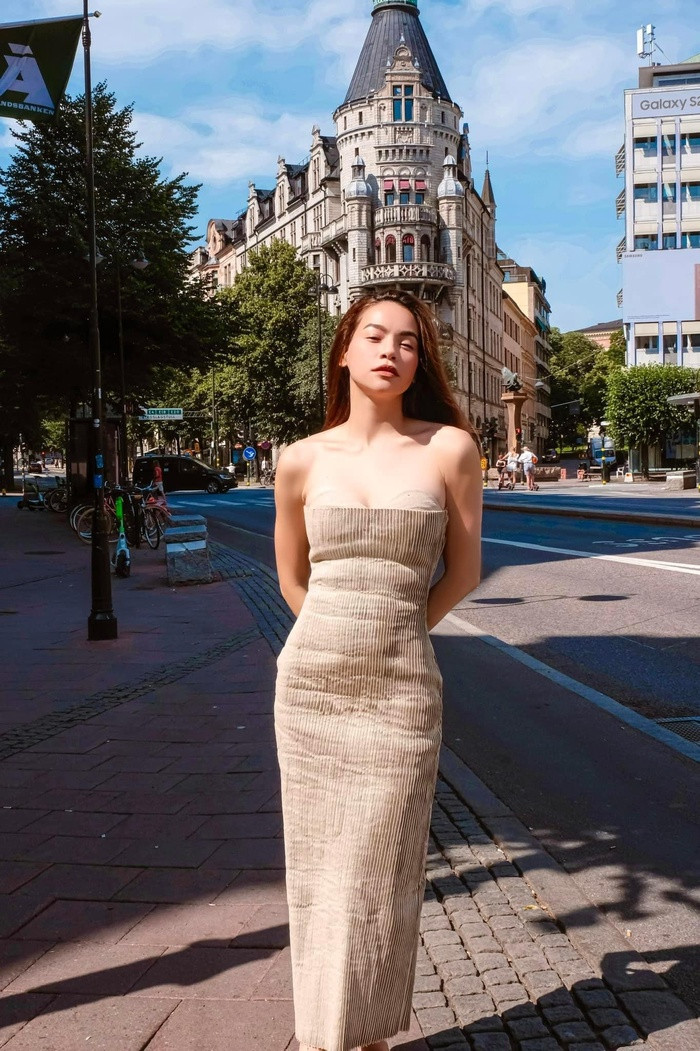 Chọn chiếc đầm body, bà xã Kim Lý tự tin khoe vòng đầy đặn với hàng xương quai xanh quyến rũ.