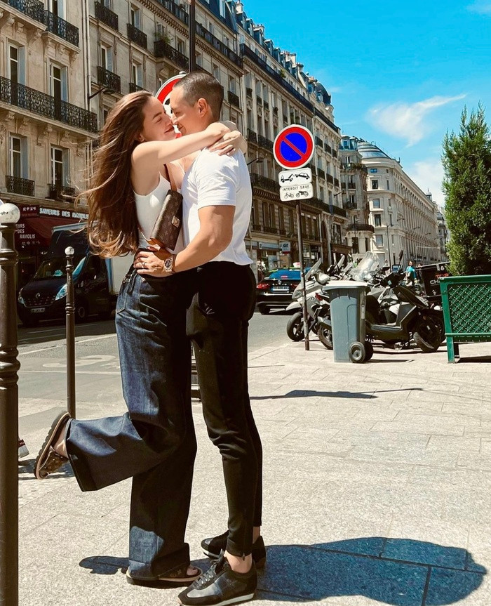 Cặp đôi luôn thể hiện những hành động, cử chỉ thân mật khiến cư dân mạng phải “choáng ngợp” với độ hạnh phúc mà cặp đôi đã dành cho đối phương.