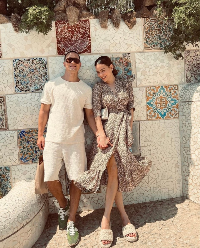 Có chuyến du lịch trời Tây cùng gia đình nhỏ, Hà Hồ liên tục đăng tải những hình ảnh tay trong tay cùng ông xã Kim Lý khiến netizen phải ghen tỵ. Nụ cười rạng rỡ cũng đủ chứng minh tình cảm “mặn nồng” của cặp đôi dành cho nhau.