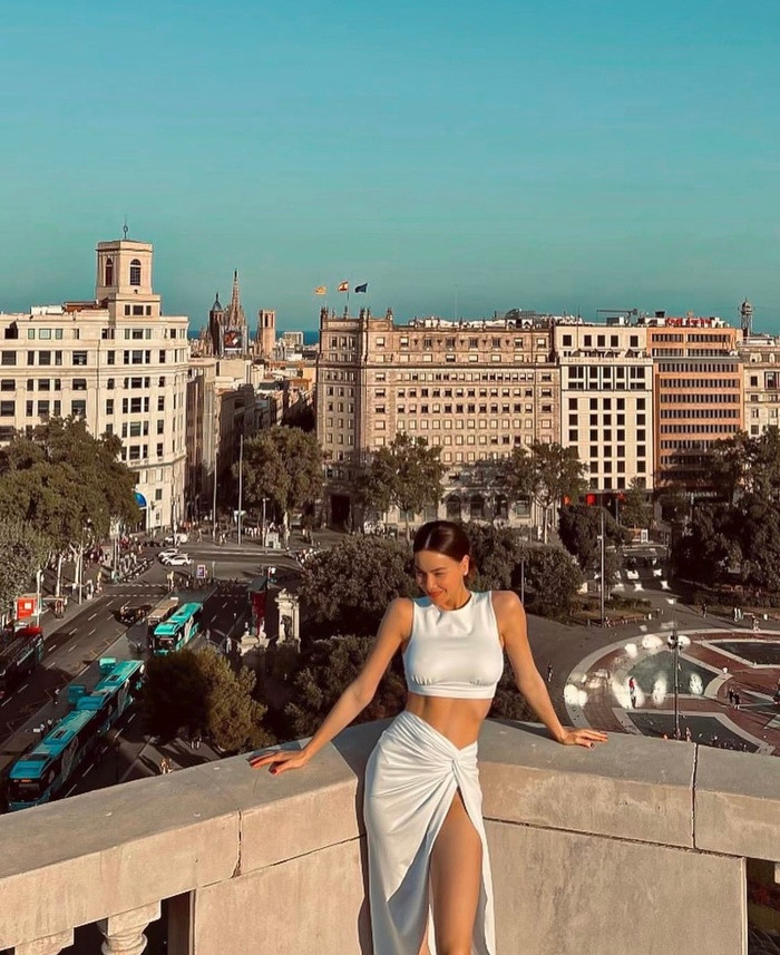 Có thấy thể, sắc vóc của nữ ca sĩ ngày càng thăng hạng, mặn mà. Không chỉ sở hữu sắc vóc đáng ngưỡng mộ, mỹ nhân “Tìm lại giấc mơ” còn có gu thời trang ăn mặc sang chảnh hết phần thiên hạ. 