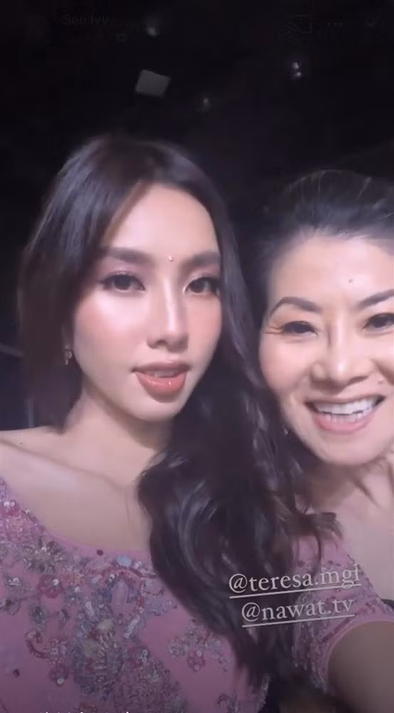 Nốt chấm này được gọi là Bindi. Với người dân ở đây, đây không chỉ để làm đẹp, trên tất cả, đó là biểu tượng của những nét đẹp tôn giáo có từ lâu đời. Với vai trò Hoa hậu quốc tế, Thùy Tiên có cơ hội đi công tác ở nhiều nơi trên thế giới. Cô không quên trải nghiệm cảm giác diện đồ truyền thống của các nước mình từng đặt chân đến. Nhờ đó, công chúng được dịp chiêm ngưỡng những màn biến hóa đa dạng của nàng hậu Việt trong thiết kế của nước bạn. Với nhan sắc xinh đẹp, kiêu sa và đặc biệt là thần thái vô cùng cuốn hút, Thùy Tiên có thể "cân" đẹp mọi loại trang phục dân tộc từ Âu đến Á.